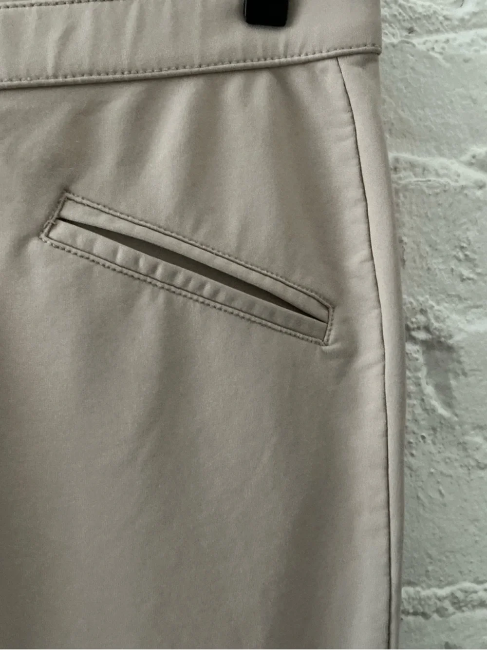 HUE Beige Ankle Cropped Ponte Pants